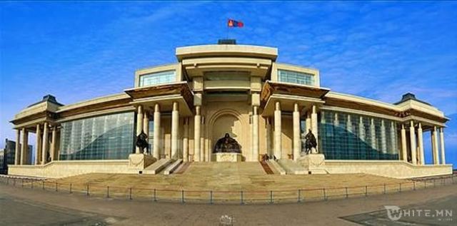 ТӨРИЙН ОРДНЫ ЗҮҮН ТАЛД АВТОМАШИНААСАА БУУЖ ЭСЭРГҮҮЦЭЛ ИЛЭРХИЙЛСЭН ИРГЭДИЙГ ЦАГДАА НАР ХҮЧ ХЭРЭГЛЭН ХОЛДУУЛЖ БАЙНА