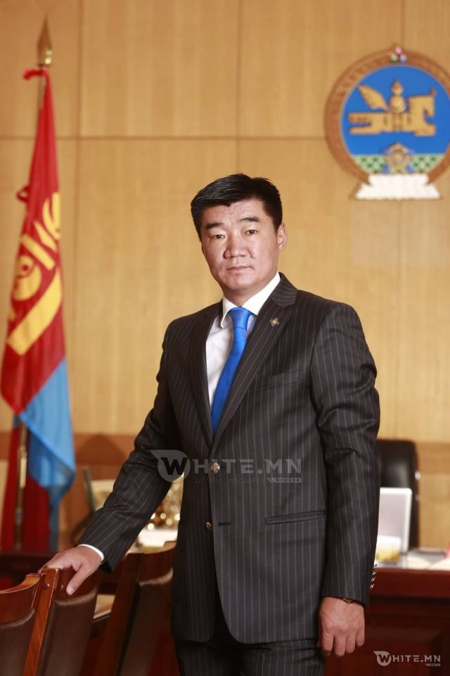 ЕЖЛОЛ: ТӨСВИЙН ТОДОТГОЛОО БАТАЛЖ ЧАДАХГҮЙ, ШӨНӨ ДӨЛӨӨР НЭГНИЙГЭЭ ХҮЛЭЭН СУУЖ БУЙ МОНГОЛ ТӨРИЙН “САДААНУУД”