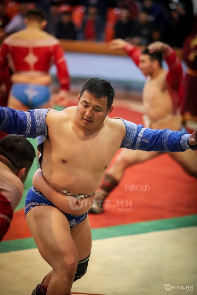 ӨӨРИЙГ НЬ БӨХ БОЛГОСОН ЭРДМИЙН ӨРГӨӨНДӨӨ ЭРГЭН ИРЖ, СУРСАН МЭДСЭНЭЭ ЗАЛУУ ҮЕДЭЭ ӨВЛҮҮЛЖ БУЙ УЛСЫН НАЧИН Д.АМАРЖАРГАЛ